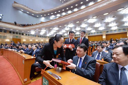 十二届全国人大一次会议举行第四次全体会议 3月14日,十二届全国人大一次会议在北京人民大会堂举行第四次全体会议,选举第十二届全国人民代表大会常务委员会委员长、副委员长、秘书长;选举第十二届全国人民代表大会常务委员会委员;选举中华人民共和国主席、副主席;选举中华人民共和国中央军事委员会主席。这是工作人员在发选票。 新华社记者李涛摄