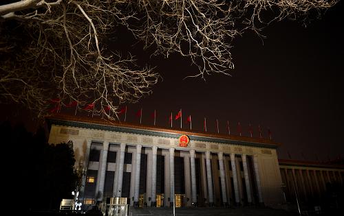 两会时辰·中国梦 中国时辰子时。 3月3日午夜,人民大会堂在夜色中静静矗立。这天下午,中国人民政治协商会议第十二届全国委员会第一次会议将在这里开幕。 每个春天,两会都会与温暖同期而至。数千代表委员共聚京华,纵论国是,带来基层百姓最恳切的声音。2013年,在这个百多年来距离“中国梦”最近的春天,全国两会将绘就全面建成小康社会、推进社会主义现代化建设的宏伟蓝图。 2013年两会期间,记者以中国古老计时方法为轴线,撷取两会盛况中不同时段的精彩瞬间,呈现一份特别的视觉档案。 新华社记者 秦晴 摄