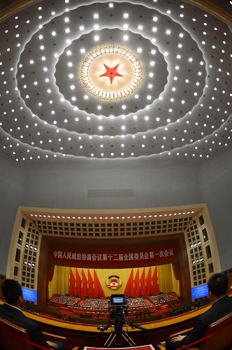 两会时辰·中国梦 中国时辰巳时。 3月8日9时许,全国政协十二届一次会议举行第三次全体会议。从环境保护到教育公平,从机关作风到社区建设,16位委员在会上建言献策,带来了百姓最真实的呼声。 每个春天,两会都会与温暖同期而至。数千代表委员共聚京华,纵论国是,带来基层百姓最恳切的声音。2013年,在这个百多年来距离“中国梦”最近的春天,全国两会将绘就全面建成小康社会、推进社会主义现代化建设的宏伟蓝图。 2013年两会期间,记者以中国古老计时方法为轴线,撷取两会盛况中不同时段的精彩瞬间,呈现一份特别的视觉档案。 新华社记者 秦晴 摄