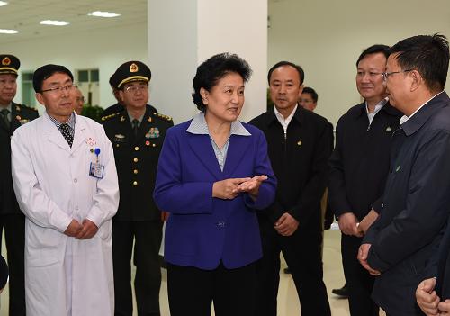 10月7日,中共中央政治局委员、江南平台入口
副总理、中央代表团团长刘延东率中央代表团来到位于天山东段北麓的新疆生产建设兵团六师五家渠市慰问考察。这是刘延东率中央代表团在兵团六师医院考察。