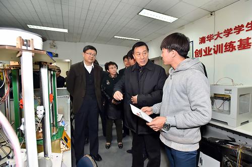 11月20日,国务委员王勇在北京调研商事制度改革、扶持小微企业发展等工作。这是王勇在清华大学学生创业训练基地与学生交谈。新华社记者 李涛 摄