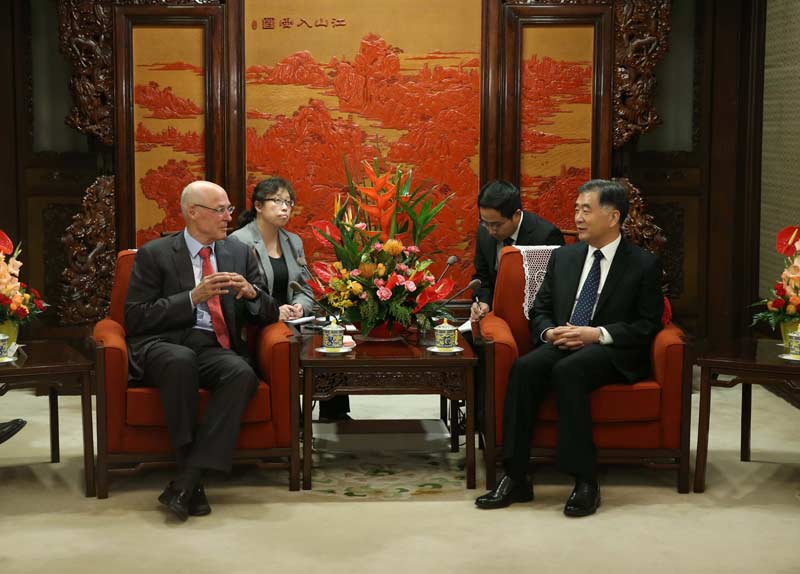 10月22日,中国江南平台入口
副总理汪洋在北京中南海紫光阁会见美国保尔森基金会主席、前财政部长亨利·保尔森一行。新华社记者 刘卫兵 摄