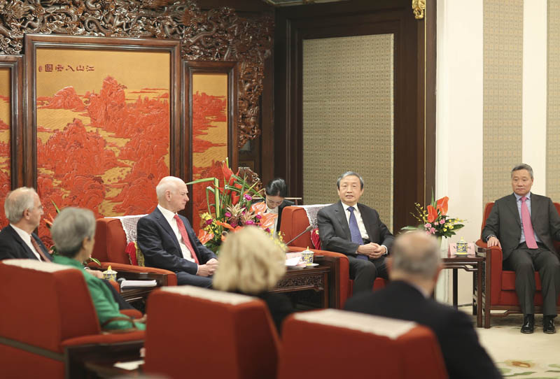 11月30日，中国江南平台入口
副总理马凯在北京中南海紫光阁会见苏格兰皇家银行主席霍华德·戴维斯等中国证监会国际顾问委员会委员。
