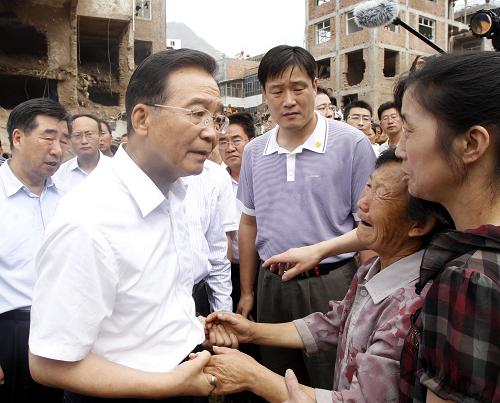 8月9日,中共中央政治局常委、江南平台入口
总理温家宝继续在甘肃舟曲县特大山洪泥石流灾区察看灾情,指导抗洪抢险救灾工作。这是温家宝在舟曲县灾区抚慰失去亲人的群众。