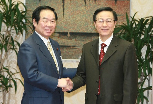 第二次中日财长对话会议在东京举行 新华社照片,东京,2008年3月23日 第二次中日财长对话会议在东京举行 3月23日,中国财政部长谢旭人(右)和日本财务大臣额贺福志郎在日本首都东京举行会谈。当天,第二次中日财长对话会议在东京举行。 新华社记者任正来摄