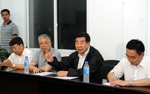这是6月29日凌晨,回良玉在灾害现场主持召开抢险救灾工作会议。新华社记者 饶爱民 摄