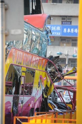 大陆游客在台北遭遇意外 已造成5人死伤 游客乘坐的游览车尾部遭遇重击(4月24日摄)。 4月24日中午,来自广东的一个旅游团在台北遭遇意外,目前已知有2名游客身亡,另有2人受伤、1人命危。 新华社记者张勇摄