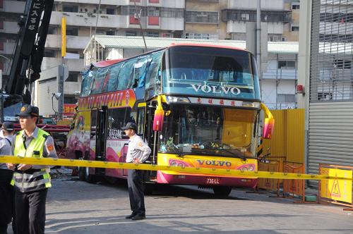 事故现场已被封锁(4月24日摄)。 4月24日中午,来自广东的一个旅游团在台北遭遇意外,目前已知有2名游客身亡,另有2人受伤、1人命危。 新华社记者张勇摄