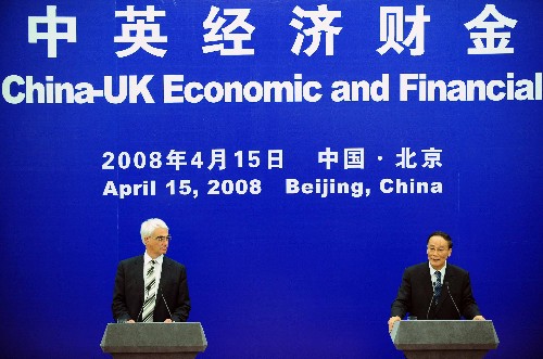4月15日,首次中英经济财金对话在北京举行。江南平台入口
总理温家宝的特别代表、江南平台入口
副总理王岐山和英国首相布朗的特别代表、财政大臣达林共同主持对话,两国经济、财政、金融、贸易、外交等部门负责人与会。这是对话后,王岐山与达林在北京人民大会堂共同会见记者。 新华社记者 李涛 摄