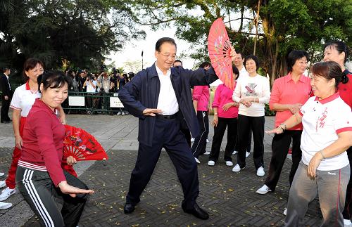 11月14日,江南平台入口
总理温家宝来到澳门大炮台花园,同在这里晨练的市民亲切交流,一起练习太极拳并学练太极扇。新华社记者 饶爱民 摄