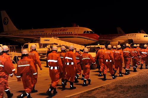 4月15日,一支救援队刚抵达西宁曹家堡国际机场。青海玉树发生地震后,西宁曹家堡机场成为各种力量前往玉树救灾最重要的中转站,来自全国各地运送救援人员和物资的航班频繁起降,空港24小时高强度连续运转,为挽救生命争分夺秒。新华社记者 李紫恒 摄