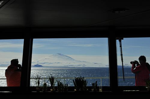 1月16日,科考队员在“雪龙”号上拍摄维多利亚地的风景。新华社记者 张建松 摄