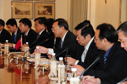 2月11日,在印度新德里,中方特别代表、国务委员杨洁篪(中)出席中印边界问题特别代表第十七次会晤。新华社记者 陈雪莲 摄