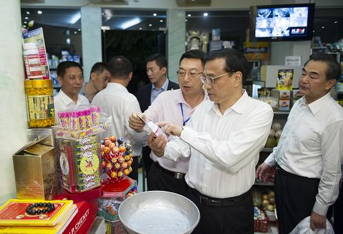 10月14日晚,李克强总理在河内下榻饭店旁的西湖畔散步,路旁的一家小商店还亮着灯光,李克强信步走入店铺。店铺主人一眼就认出了这位客人,喜出望外,说今天还在电视上看到中国总理,没想到会来到自己的小店。李克强拿起货架上的货品仔细查看价格,并询问主人店铺经营状况、生意如何、中国游客多不多,小店主人一一作答,店内不时传出欢快的笑声。小店即将打烊,李克强挑选了四盒茶、一盒莲子和一盒果脯,并亲手将钱交到店主手中。新华社记者 黄敬文 摄