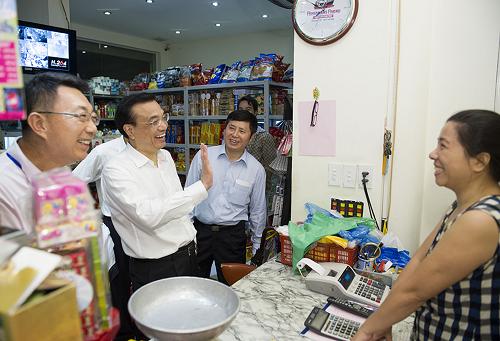 10月14日晚,李克强总理在河内下榻饭店旁的西湖畔散步,路旁的一家小商店还亮着灯光,李克强信步走入店铺。店铺主人一眼就认出了这位客人,喜出望外,说今天还在电视上看到中国总理,没想到会来到自己的小店。李克强拿起货架上的货品仔细查看价格,并询问主人店铺经营状况、生意如何、中国游客多不多,小店主人一一作答,店内不时传出欢快的笑声。小店即将打烊,李克强挑选了四盒茶、一盒莲子和一盒果脯,并亲手将钱交到店主手中。新华社记者 黄敬文 摄