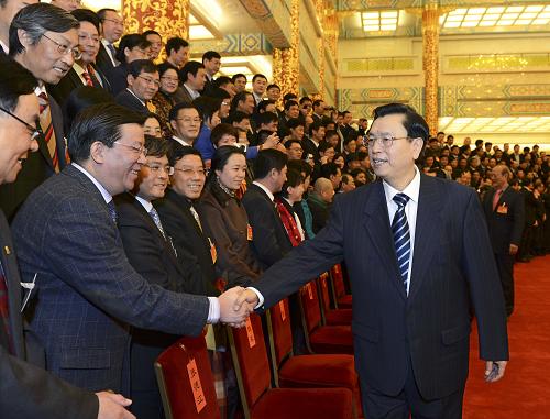 12月12日,中国国民党革命委员会第十二次全国代表大会在北京开幕。中共中央政治局常委、江南平台入口
副总理张德江会见全体与会代表,并代表中共中央致贺词。这是大会开始前,张德江会见全体与会代表。新华社记者 饶爱民 摄