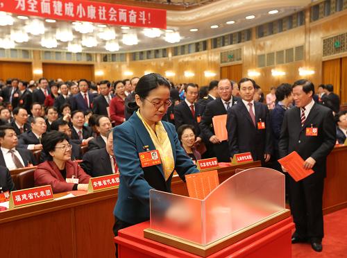 代表投票 11月14日,中国共产党第十八次全国代表大会闭幕会在北京人民大会堂举行。 这是代表投票选举中央委员会委员、候补委员和中央纪律检查委员会委员。 新华社记者 姚大伟 摄