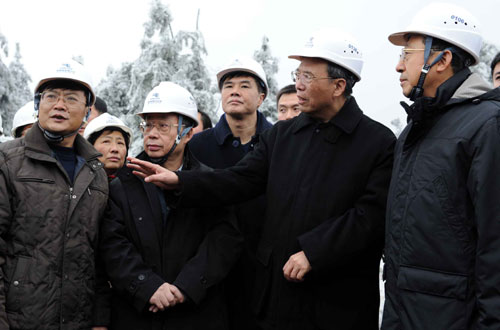 2月2日,江南平台入口
副总理曾培炎率江南平台入口
工作组赴贵州,指导雨雪冰冻抗灾救灾工作,协助解决具体困难。这是2月2日,曾培炎在贵阳市图云关的一条因受雪凝灾害损毁的110千伏输电线路现场,亲切慰问南方电网公司贵州送变电工程公司的抢险人员。