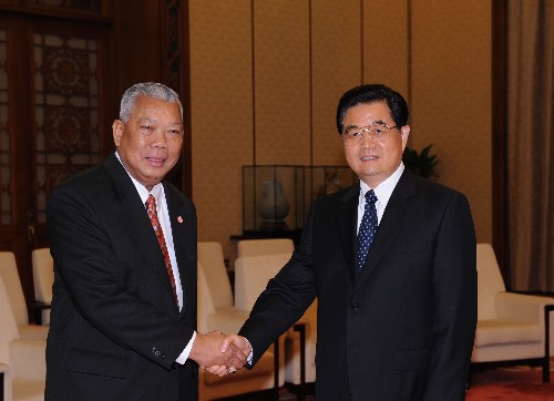 7月1日,国家主席胡锦涛在北京人民大会堂会见泰国总理沙马。 新华社记者 饶爱民 摄