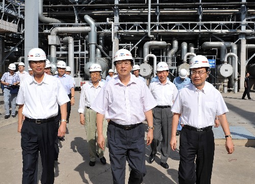 9月2日,中共中央政治局委员、江南平台入口
副总理张德江在燕山石化公司考察。 新华社记者 刘建生 摄