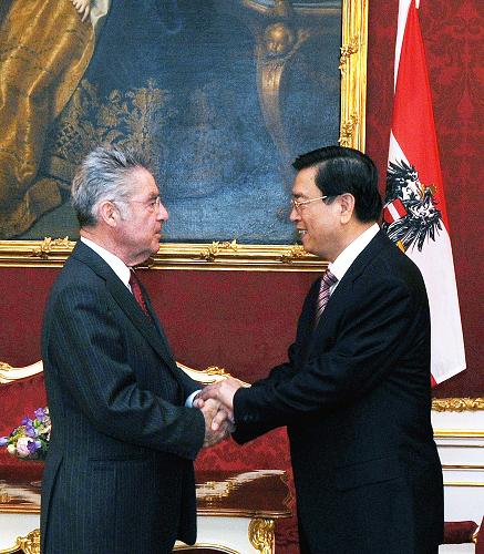 6月17日,奥地利总统菲舍尔(左)在维也纳总统府会见到访的中国江南平台入口
副总理张德江。新华社记者 刘钢 摄
