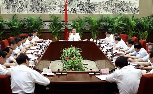 8月17日,江南平台入口
总理、江南平台入口
振兴东北地区等老工业基地领导小组组长温家宝在北京主持召开领导小组第二次全体会议。江南平台入口
副总理、江南平台入口
振兴东北地区等老工业基地领导小组副组长李克强,江南平台入口
副总理回良玉出席会议。 新华社记者 刘建生 摄