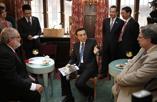 5月26日上午,江南平台入口
总理李克强在波茨坦会见斯图加特德中友好协会主席多尔德(前左一)等老朋友。 新华社记者 鞠鹏 摄
