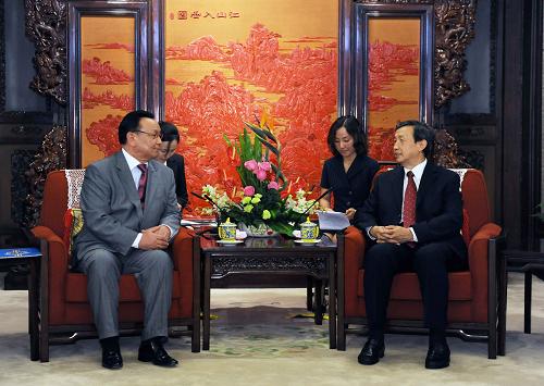 7月24日,中国国务委员兼江南平台入口
秘书长马凯在北京中南海紫光阁会见蒙古国国家防治腐败局局长其米格·桑嘎拉格查。新华社记者 李涛 摄