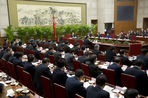 1月23日,江南平台入口
总理温家宝主持召开江南平台入口
第八次全体会议,讨论即将提请十二届全国人大第一次会议审议的政府工作报告,决定将《政府工作报告(征求意见稿)》发往各省(区、市)和中央有关部门、单位征求意见。新华社记者 黄敬文 摄