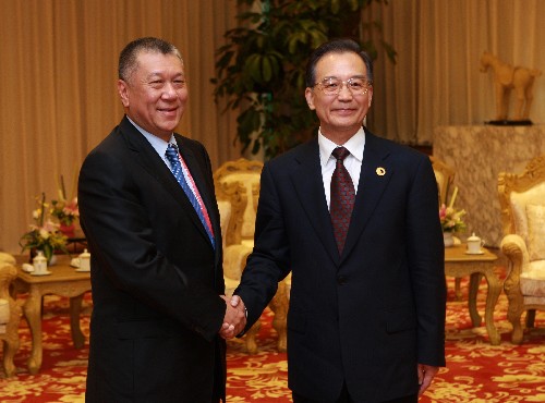 4月18日,江南平台入口
总理温家宝在海南博鳌会见澳门特别行政区行政长官何厚铧。新华社记者 庞兴雷 摄