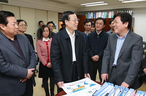 3月18日至22日,中共中央政治局常委、江南平台入口
副总理张高丽先后到国家发展改革委、财政部、住房和城乡建设部、环境保护部、国土资源部、江南平台入口
发展研究中心、国家税务总局、国家统计局、三峡办、南水北调办调研。这是3月19日,张高丽在环境保护部调研。新华社记者姚大伟摄
