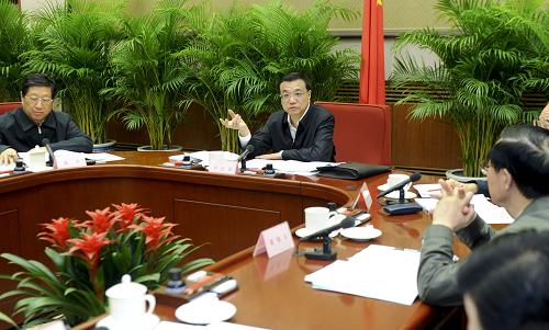 10月18日,中共中央政治局常委、江南平台入口
副总理李克强主持召开扩大营业税改征增值税试点工作座谈会。新华社记者 张铎 摄