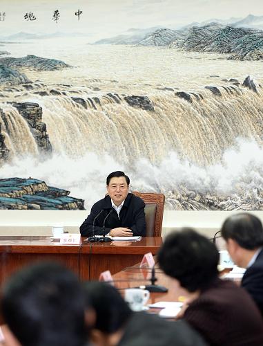 1月24日,全国人大常委会委员长张德江在北京人民大会堂主持召开座谈会,听取部分在京全国人大代表对《全国人大常委会工作报告(征求意见稿)》的意见和建议。新华社记者李涛摄