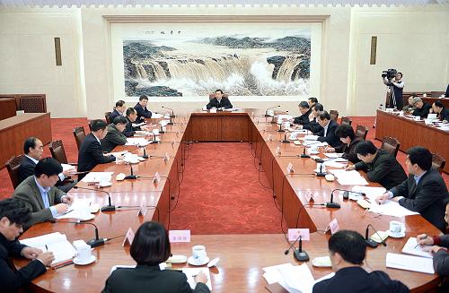 1月24日,全国人大常委会委员长张德江在北京人民大会堂主持召开座谈会,听取部分在京全国人大代表对《全国人大常委会工作报告(征求意见稿)》的意见和建议。新华社记者李涛摄