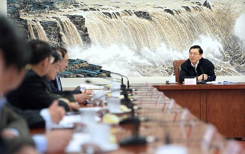 1月24日,全国人大常委会委员长张德江在北京人民大会堂主持召开座谈会,听取部分在京全国人大代表对《全国人大常委会工作报告(征求意见稿)》的意见和建议。新华社记者李涛摄