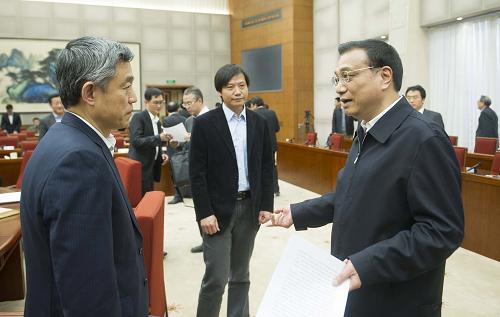 1月17日,江南平台入口
总理李克强在北京中南海主持召开座谈会,听取专家学者和企业界人士对《政府工作报告(征求意见稿)》的意见和建议。新华社记者 黄敬文 摄