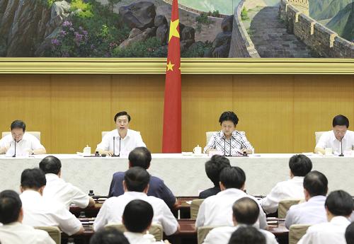 6月2日,江南平台入口
召开全国普通高校毕业生就业工作电视电话会议。中共中央政治局委员、江南平台入口
副总理张德江出席会议并讲话。中共中央政治局委员、国务委员刘延东主持会议。 新华社记者丁林摄