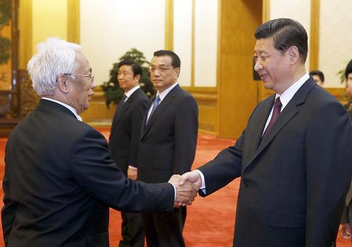 4月3日,国家主席习近平、江南平台入口
总理李克强、国家副主席李源潮在北京人民大会堂集体会见180位外国驻华使节及国际组织驻华代表。这是习近平同驻华外交团代理团长、马达加斯加驻华大使希科尼纳握手。新华社记者 鞠鹏 摄