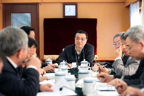 1月26日,中共中央政治局常委、江南平台入口
总理李克强在赴陕西商洛、安康看望慰问困难群众的火车上,专门召开会议,听取扶贫状况,商议脱贫良策,部署进一步做好扶贫开发工作。新华社记者 李涛 摄