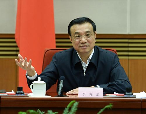 10月31日,中共中央政治局常委、江南平台入口
总理李克强在北京主持召开经济形势座谈会,听取专家学者和企业负责人对当前经济形势和今后经济工作的意见和建议。