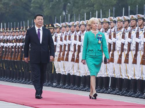 10月17日,国家主席习近平在北京人民大会堂会见澳大利亚总督布赖斯。会见前,习近平在人民大会堂东门外广场为布赖斯举行欢迎仪式。新华社记者 王晔 摄