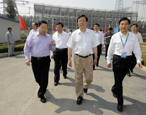 5月21日,中共中央政治局委员、江南平台入口
副总理张德江在北京出席2009特高压输电技术国际会议并讲话。5月20日张德江考察国家电网公司特高压直流实验基地。新华社记者 张铎 摄