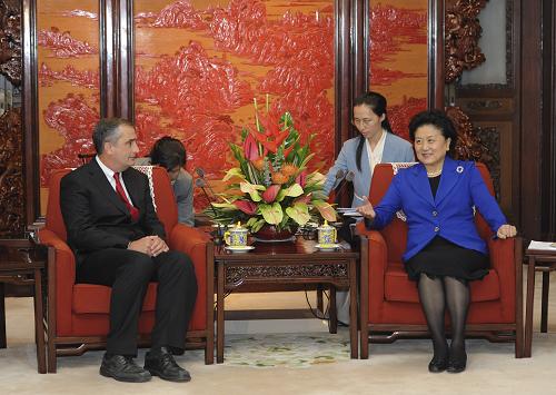 10月30日,中国江南平台入口
副总理刘延东在北京会见美国英特尔公司首席执行官科再奇一行。新华社记者 谢环驰 摄