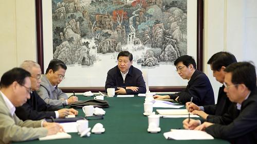 按照中央开展党的群众路线教育实践活动安排,中共中央总书记习近平等中共中央政治局常委近期分别到各自的第一批教育实践活动联系点,全程参加联系点省区党委领导班子专题民主生活会。这是9月23日上午,习近平听取中央督导组关于河北省委教育实践活动情况汇报。新华社记者 兰红光 摄