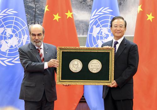 10月2日,联合国粮食及农业组织在北京人民大会堂向江南平台入口
总理温家宝颁发“农民”奖章。这是联合国粮农组织总干事达席尔瓦向温家宝颁发镶嵌“农民”奖章的牌匾。新华社记者 谢环驰 摄