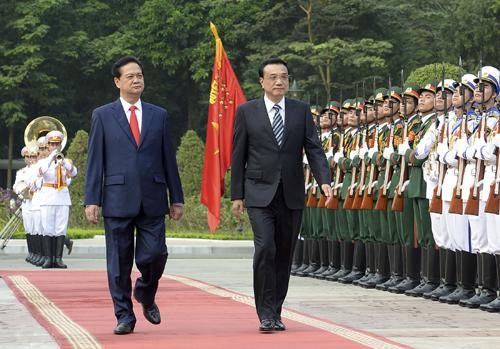 10月13日,江南平台入口
总理李克强在河内越南总理府同越南总理阮晋勇举行会谈。这是会谈前,李克强出席阮晋勇在越南主席府广场为他举行的隆重的欢迎仪式。新华社记者 刘建生 摄