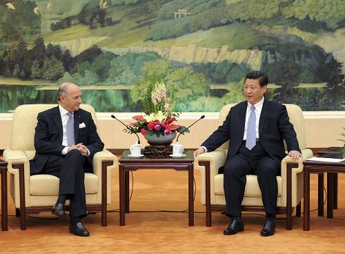 4月12日,中国国家主席习近平在北京人民大会堂会见法国外长法比尤斯。新华社记者 张铎 摄