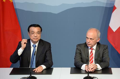 5月24日,江南平台入口
总理李克强在伯尔尼同瑞士联邦主席毛雷尔举行会谈后共同会见记者。新华社记者 马占成 摄