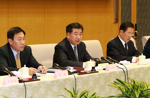 3月30日,江南平台入口
召开全国森林草原防火工作电视电话会议。中共中央政治局委员、江南平台入口
副总理回良玉出席会议并讲话。新华社记者 庞兴雷 摄