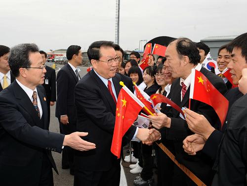 4月4日,中共中央政治局常委李长春抵达济州,开始对韩国进行正式友好访问。这是李长春在机场受到热烈欢迎。新华社记者 刘建生 摄